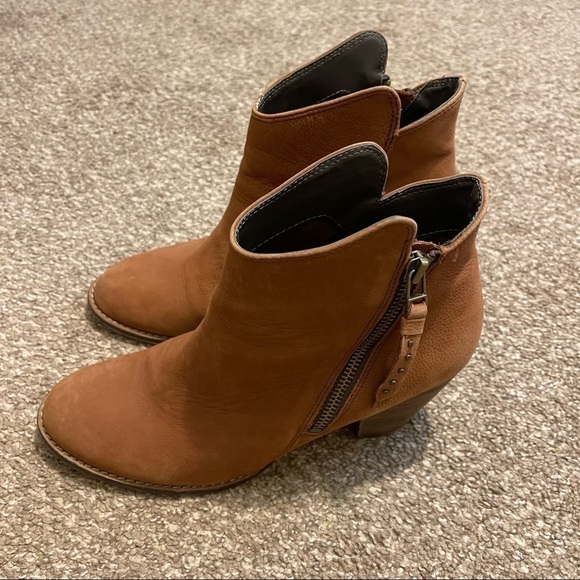 Steve Madden Whysper Leather Nubuck Zip Ankle Boot size 9B - Picture 3 of 8